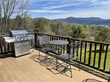 Panoramic Lakeviews, come enjoy any season. Bolton Landing-2 minutes from Town!