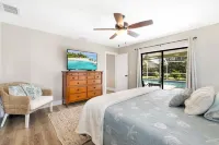 Billiards and Poolside Bliss Centrally located in SE Cape Coral, Pet Friendly!