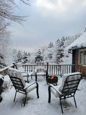 10 min from Stratton! Log Cabin w/ Beautiful Views