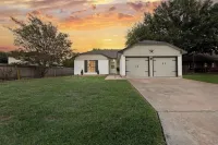 Your House! King Bed 65' TV, Near Kalahari, Local Host + Large Deck