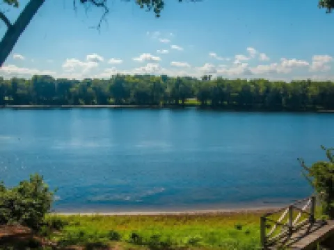 Hilda’s Riverside Retreat Hotels in Enfield