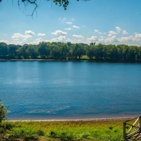 Hilda’s Riverside Retreat Отели в г. Энфилд
