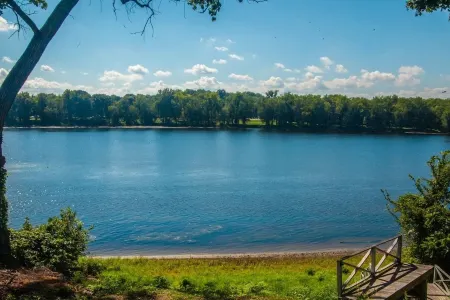 Hilda’s Riverside Retreat Отели в г. Энфилд