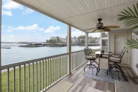 Beautiful Lakefront Condo - 2 Master Suites and Queen Sofa Bed