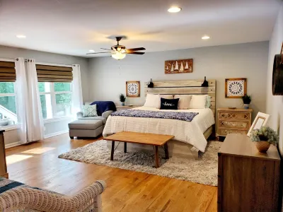 5 Min. to Lake Allatoona/15 Min. to DT W'Stock/Firepit/Sleeps 7/Huge Deck!