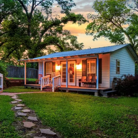 NEW - Adorable Cottage w/ Full Kitchen/ Free Tandem Bike