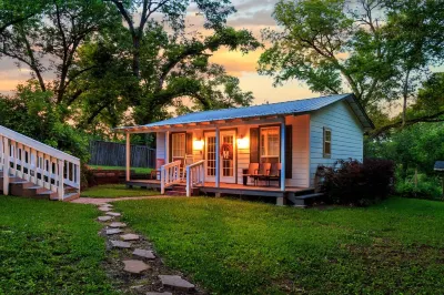 NEW - Adorable Cottage w/ Full Kitchen/ Free Tandem Bike