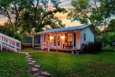 NEW - Adorable Cottage w/ Full Kitchen/ Free Tandem Bike