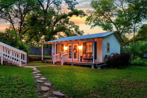 NEW - Adorable Cottage w/ Full Kitchen/ Free Tandem Bike