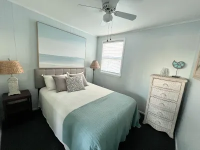 CLEAN AND BRIGHT BEACHFRONT COTTAGE. PERFECT FOR SMALL FAMILIES! 2nd Story Gallery And Studios附近的飯店