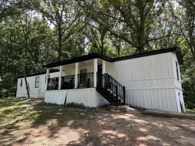 Modern 2 bed Home 10 mins from Dtown Gainesville Hotels near Northeast Georgia History Center