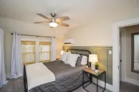 Centrally Located Updated 1927 Art Deco Hotels near Kum & Go