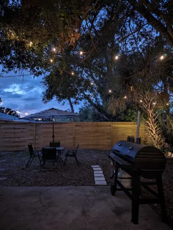 Downtown Villa-Fully equipped! Short drive Beaches, Short Walk to Payne Park.