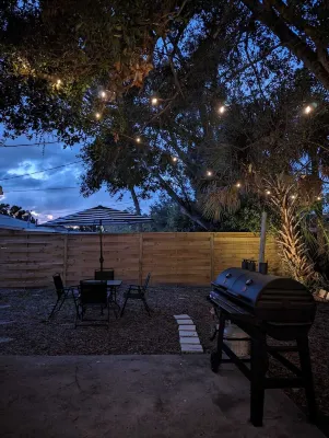 Downtown Villa-Fully equipped! Short drive Beaches, Short Walk to Payne Park.