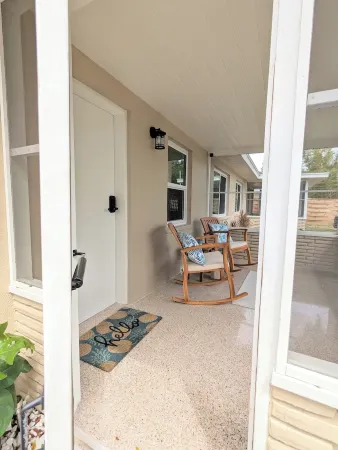 Downtown Villa-Fully equipped! Short drive Beaches, Short Walk to Payne Park.