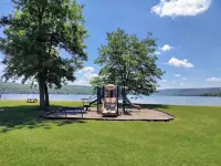 Cozy Lake Retreat