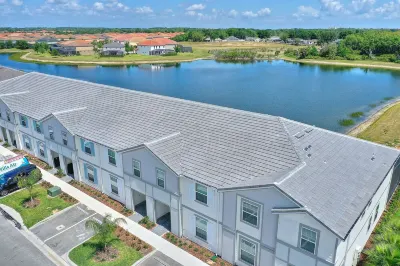 Brand new spectacular townhome getaway for the family! Close to Disney! Hotel dekat KAY Jewelers