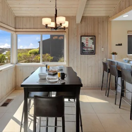 "The Birds" Easy Walk to the Beach, Hot Tub, Fireplace, Pet Friendly