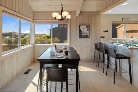 "The Birds" Easy walk to the beach, hot tub, fireplace, quiet and elegant.