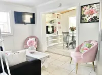 Adorable beach cottage 2/1, Sleeps 6, Pet Friendly, Minutes to Beach