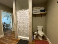 Modern Barn Apartment Hotel dekat Uptown Durant Center