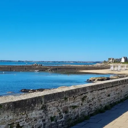 Superb sea view for this apartment in the center of Concarneau with parking.