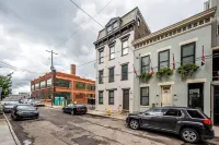 OTR, 1blk to TQL, Cali King Bed, Sleeps 4, Free Light Rail, 58in TVs, Wifi - شقق