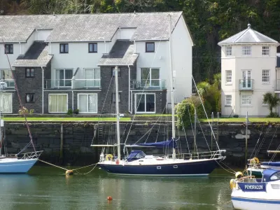 Harbour-Side Apartment In Porthmadog With Stunning Views