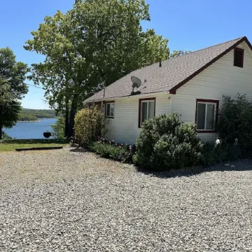 Clean, Family/Pet Friendly Lake View, 2-Bdrm Cabin Near Several Marinas/launches