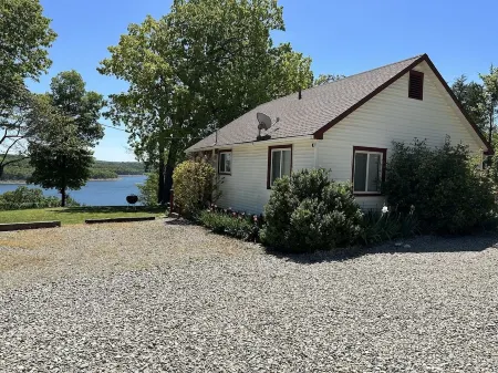 Clean, Family/Pet Friendly Lake View, 2-Bdrm Cabin Near Several Marinas/launches