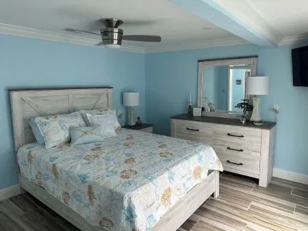 Island Cottage in Quaint Matlacha Florida. Amazing island life is a click away… Отели в г. Matlacha