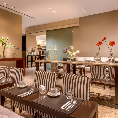 Broadway Hotel & Suites