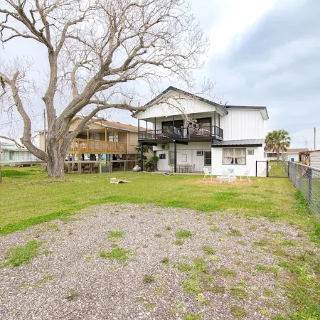 Spacious Vacation Home: Sleeps 16, 1/2 mi to Beach & Boat Ramp - Family Friendly
