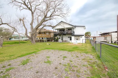 Spacious Vacation Home: Sleeps 16, 1/2 mi to Beach & Boat Ramp - Family Friendly - 3성급