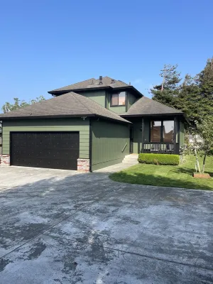 Close to the beach, redwood forest and restaurants yet private.
