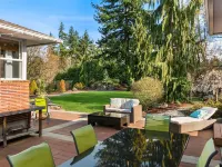 Luxury 4 bd/3ba Family Home near Ocean, Airport,  & Seattle XL yard w/sportcourt Hotéis em Burien