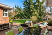 Luxury 4 bd/3ba Family Home near Ocean, Airport,  & Seattle XL yard w/sportcourt