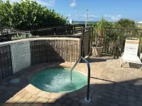 Outstanding Location!! Right on the Beach, 1 Bed, 2 Bath Condo, Gulf Strand #203 Các khách sạn ở Saint Pete Beach