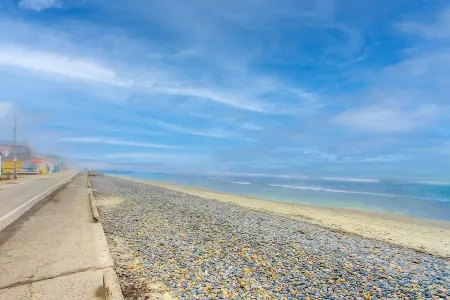 Beachfront Family Dream! On the strand in Oceanside - Pet friendly!