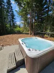 Hot Tub and Private Cabins, Free Kayaks and EV Charger