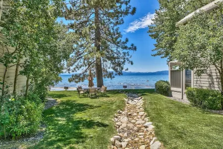 Lakefront Townhouse-Comfortable! Convenient! Updated! Awesome! Отели рядом с достопримечательностью «Государственная зона отдыха Кингс Бич»