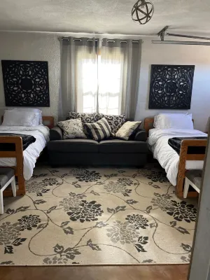 Quiet and cozy country home with mountain views in every direction. Sleeps 6 Sipapu Ski Area附近的飯店