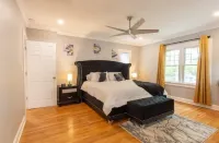 17 Mins from UBS Arena /Hot tub/Game Room/King Bed