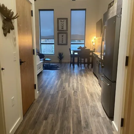 Luxury Studio Condo, 1 King bed, Amazing Location!!