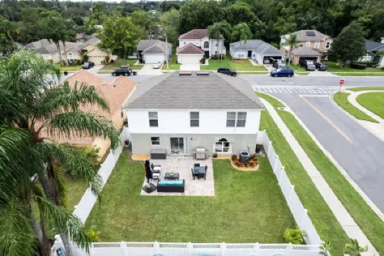 Spacious 4+1 bedroom house in Sanford with fast WiFi, A/C, & sleeping up to 12!