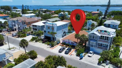 Happy Turtle - 60 Steps From The Beach! Cortez Beach附近的飯店