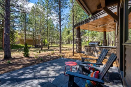 Alpine Lodge Sunriver, 5 Br Luxe, Sharc, Hot Tub, King Suites, EV, Ft Rock Park Отели в г. Санривер