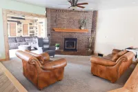 The Ranch House Sleeps 20, Bikes, Hot Tub