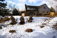 The Traveler's House -Central Location, Hilltop, Gameroom, Firepit, Skiing