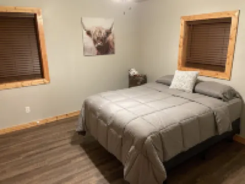 Brand new cabin in the woods with hot tub  1/2 mile from Starview Winery Hotels in Union County